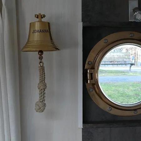 Barge Johanna Bed and breakfast Brujas